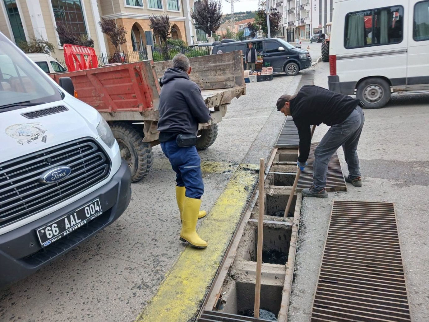 Saraykent’te ızgaralar temizlendi