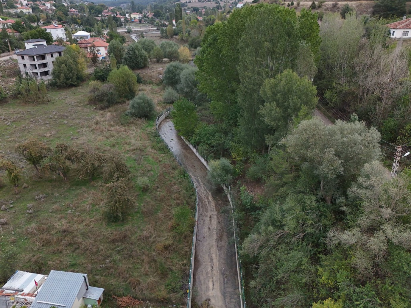 Akdağmadeni’nde derelere taşkın mesaisi