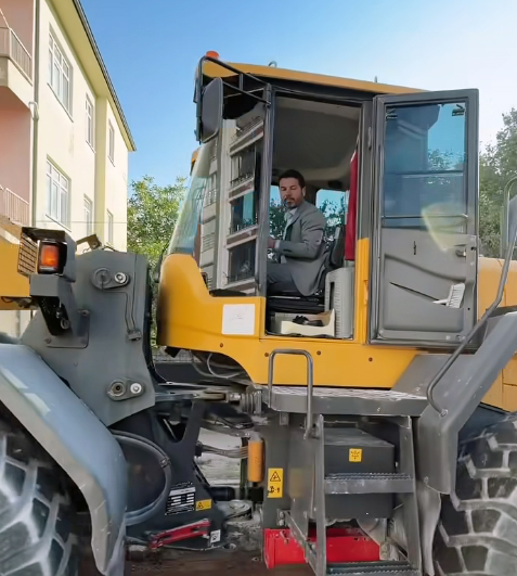 İş makinesinin başına geçerek destek verdi