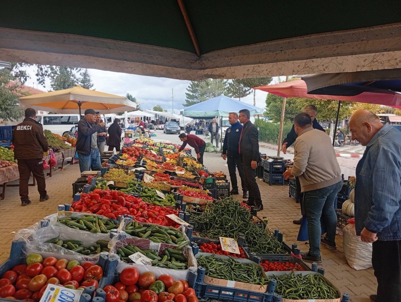 Eroğlu’ndan pazar esnafına ziyaret