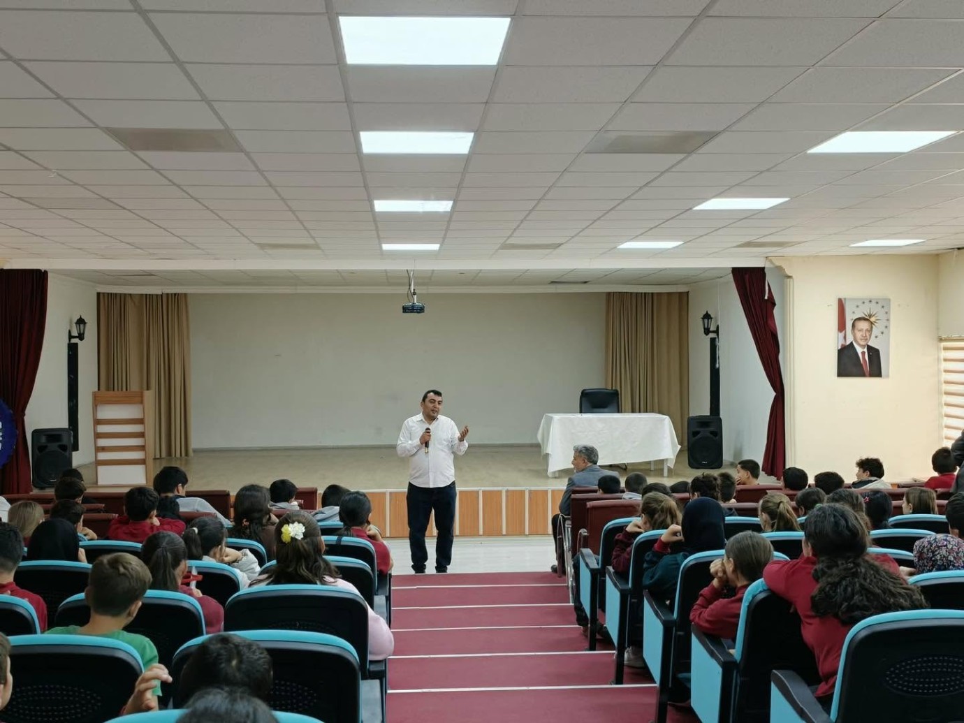 Yazar Metin Mete Saraykent’te öğrencilerle buluştu