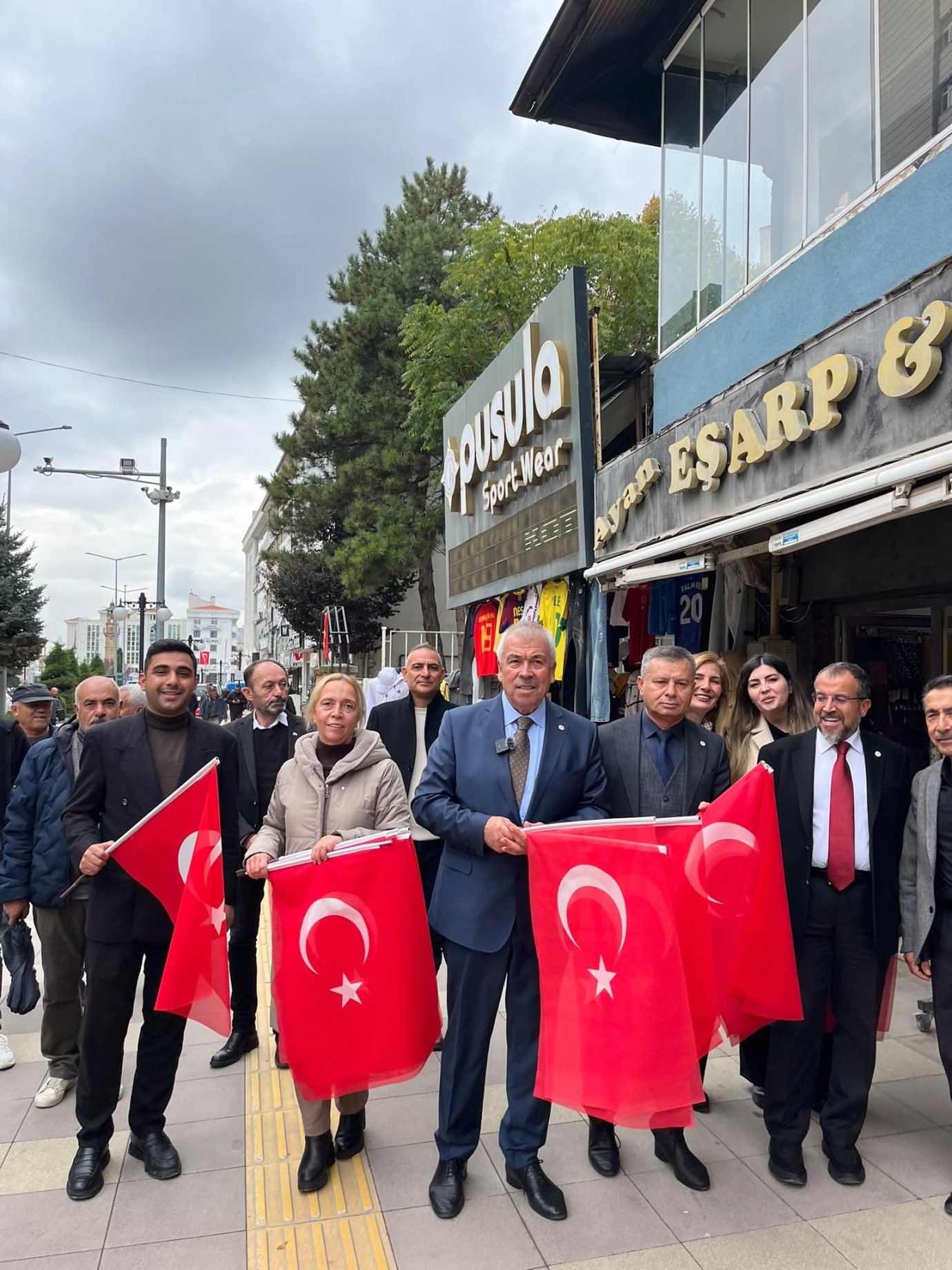 Bayraklar Cumhuriyet için dalgalandı