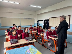 Öğrencilere forma hediyesi